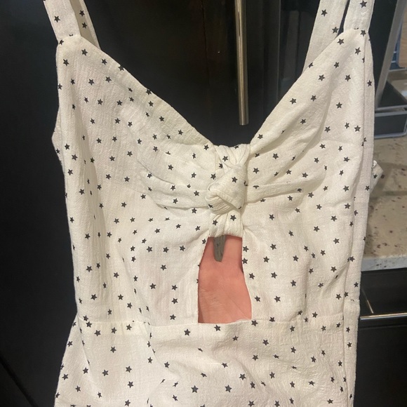 White sundress with cut out - Picture 2 of 5